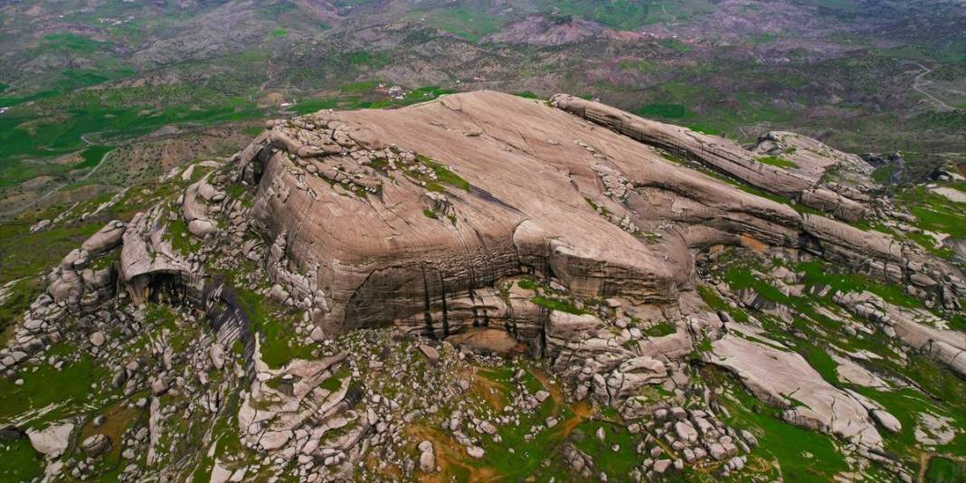 5.000 yıllık tarihe sahip: Devasa kaya bloklar üzerinde doğaseverleri ağırlıyor 10